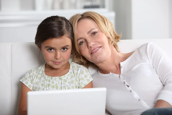 Moeder en dochter op laptop — Stockfoto