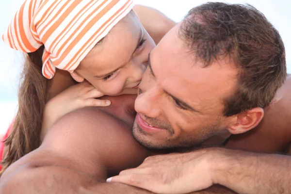Otec a dítě baví na pláži — Stock fotografie