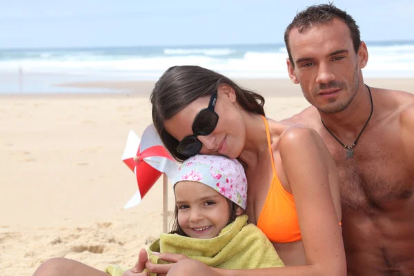 커플 해변에서 그들의 어린 소녀와 함께 — 스톡 사진