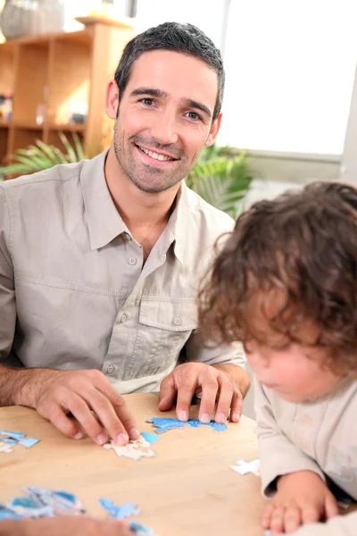 Father and child with jig-saw puzzle — Stock Photo, Image