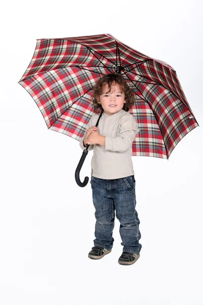 少年が、傘を差し — ストック写真