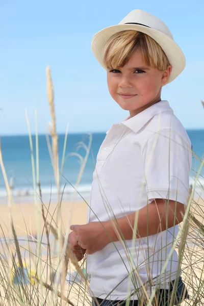 Jeune garçon au bord de la mer — Photo