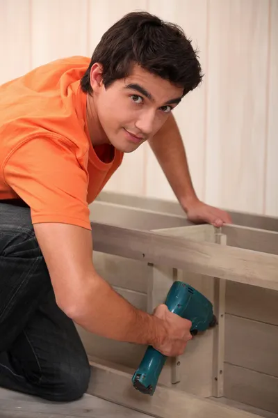 Hombre joven haciendo muebles —  Fotos de Stock