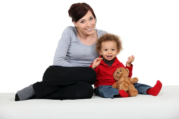 Mulher e criança com um ursinho de pelúcia — Fotografia de Stock