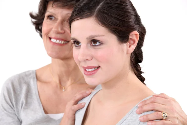 Een middelbare leeftijd moeder en haar tienerdochter. — Stockfoto