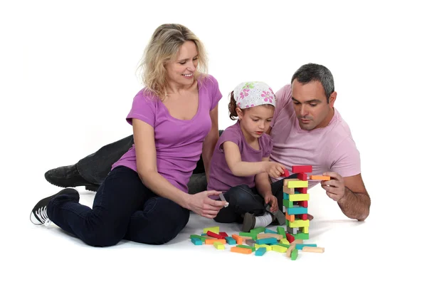 Casal e menina brincando com blocos — Fotografia de Stock
