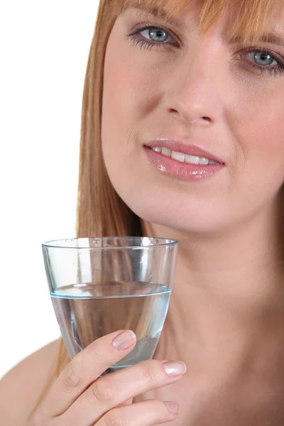 Жінка з склянкою води — стокове фото