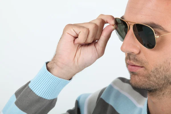 Muž nosí brýle a sluneční brýle, pruhovaný — Stock fotografie