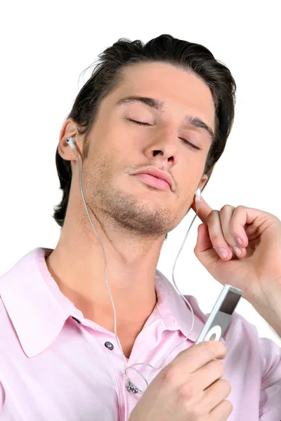 Homem com os olhos fechados ouvindo música — Fotografia de Stock