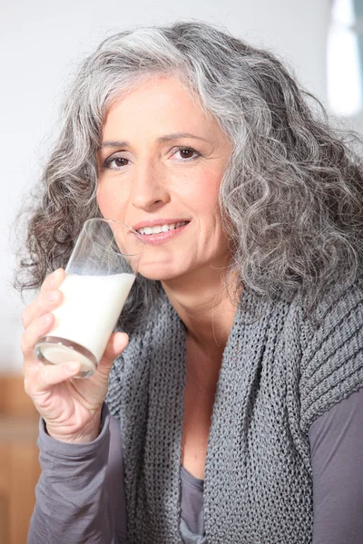 Donna che beve un bicchiere di latte — Foto Stock