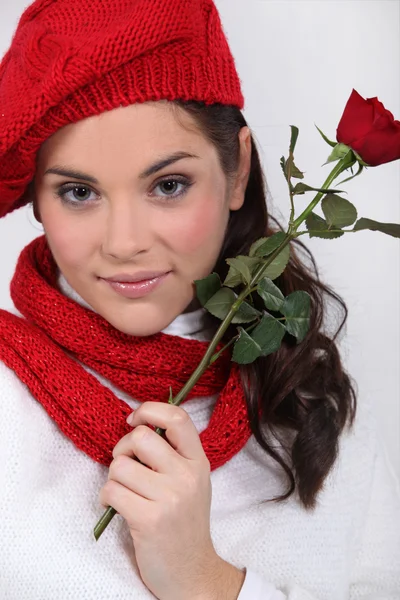 Ragazza con rosa rossa e abbigliamento assortito — Foto Stock