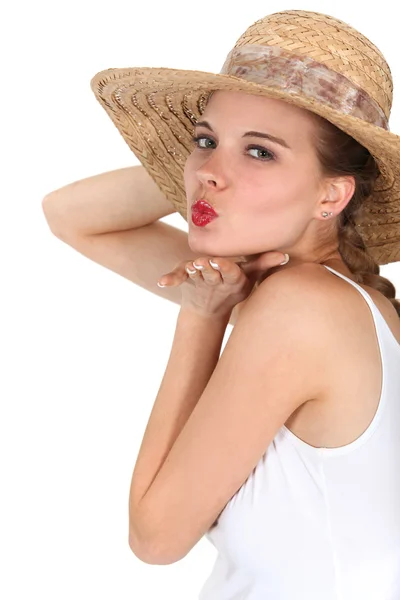 Atraktivní žena fouká polibky — Stock fotografie