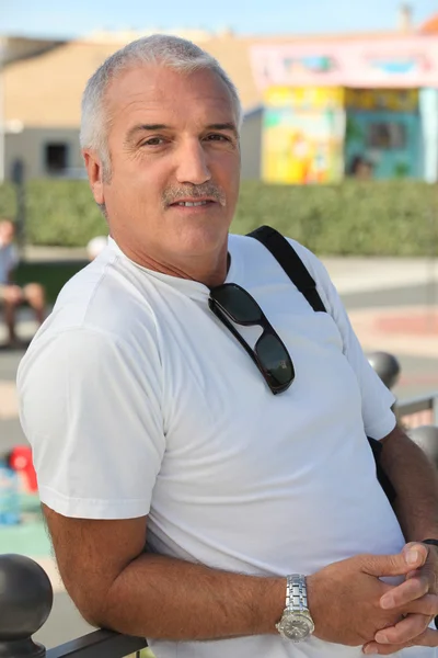 Расслабленный мужчина в белой футболке — стоковое фото