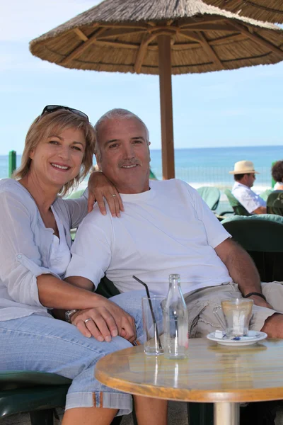 Paret sitter vid ett strandnära café — Stockfoto