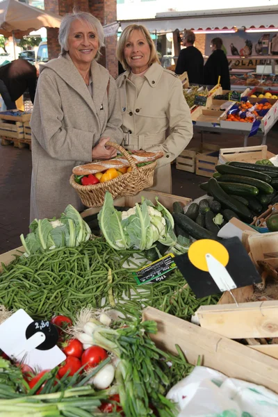 Twee vrouwen op lokale markt — Stockfoto
