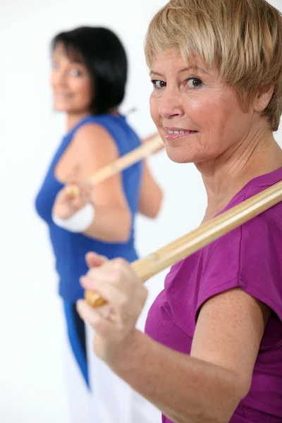 Två kvinnor i gym class — Stockfoto