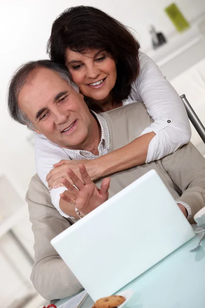 Casal na frente de um laptop — Fotografia de Stock