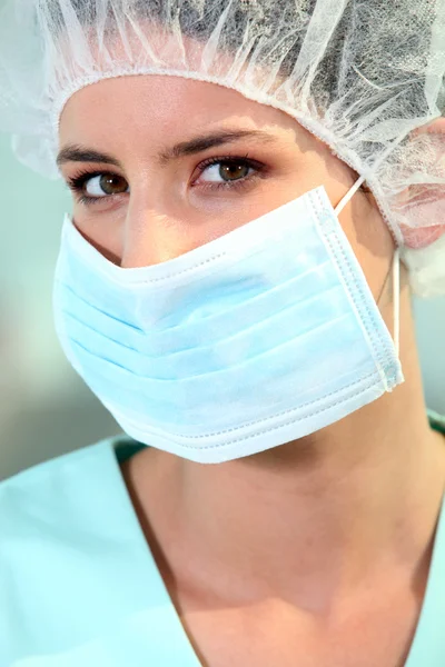 En kirurg med en mask — Stockfoto
