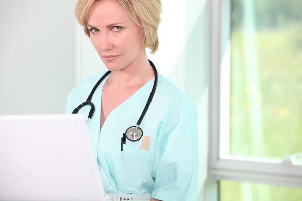 Sjuksköterska på laptop — Stockfoto