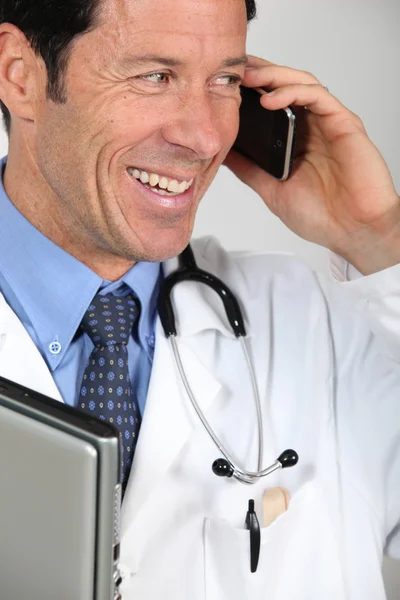 Doktor mluví na míle telefonu — Stock fotografie