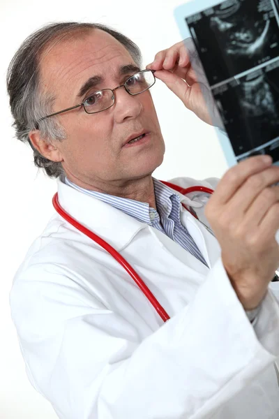 Медичний лікар, який вивчає рентгенівський знімок — стокове фото