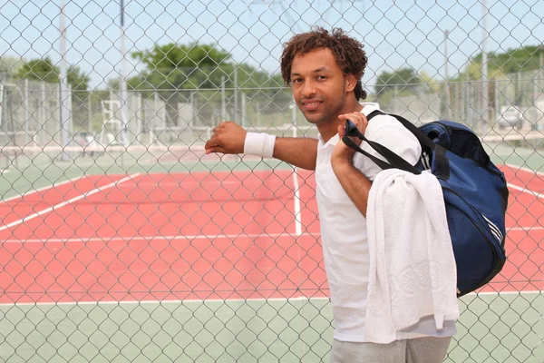 Теннисист с сумкой снаружи корта — стоковое фото