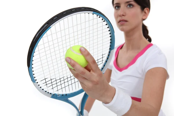 Tennisspielerin Vor Dem Aufschlag Isoliert Auf Weißem Hintergrund — Stockfoto