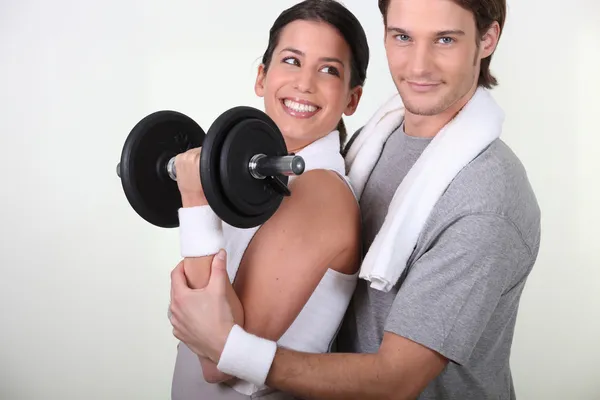 Paar trainiert mit Gewichten — Stockfoto