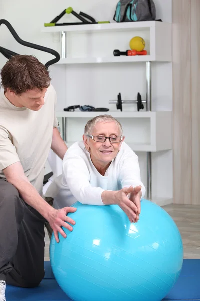 Older woman using an exercise ball — Stock Photo, Image