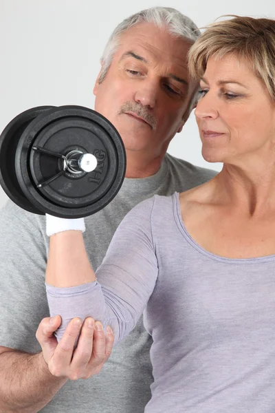 Couple working out with weights — Stock Photo, Image