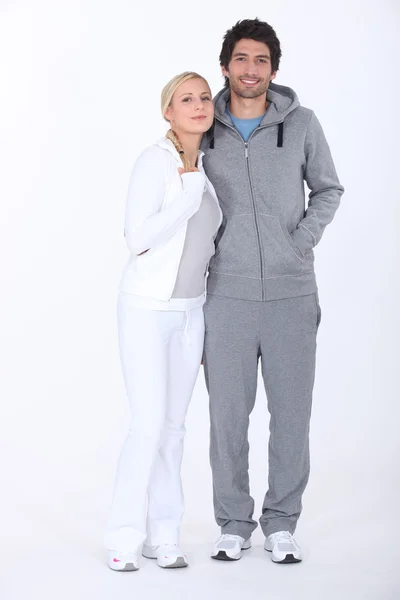 Una coppia che indossa abiti sportivi — Foto Stock