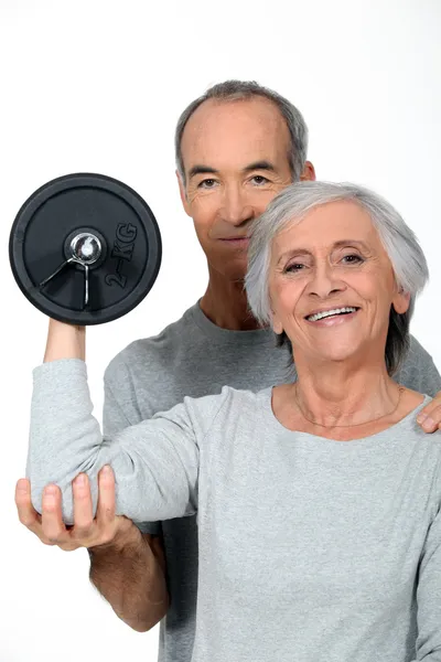 Coppia più anziana che lavora con i pesi — Foto Stock