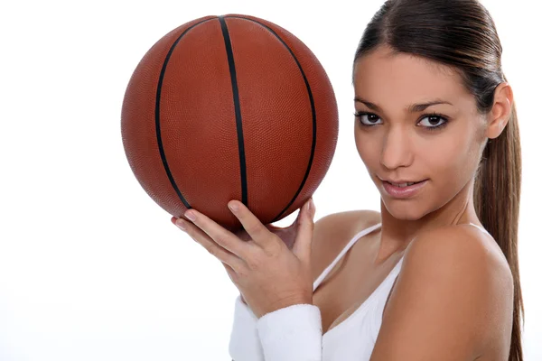 Vrouw die basketbal speelt — Stockfoto