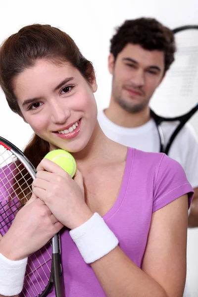 Jovem casal com equipamento de tênis — Fotografia de Stock