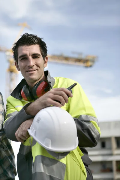Obrero sonriente en una obra de construcción — Foto de Stock