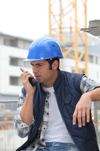 Builder on walkie talkie — Stock Photo, Image