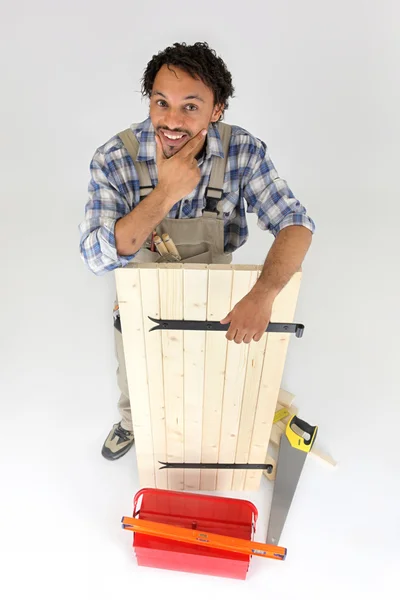 Плотник, работающий над деревянным куском — стоковое фото