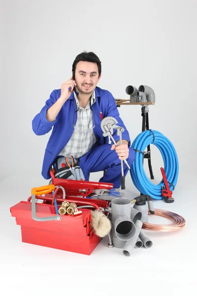 Klempner mit Werkzeugkiste und Handy — Stockfoto