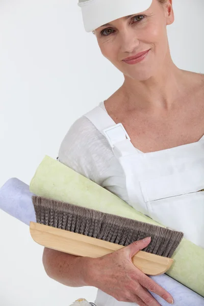 Kobieta dekorator z rolki tapety — Zdjęcie stockowe