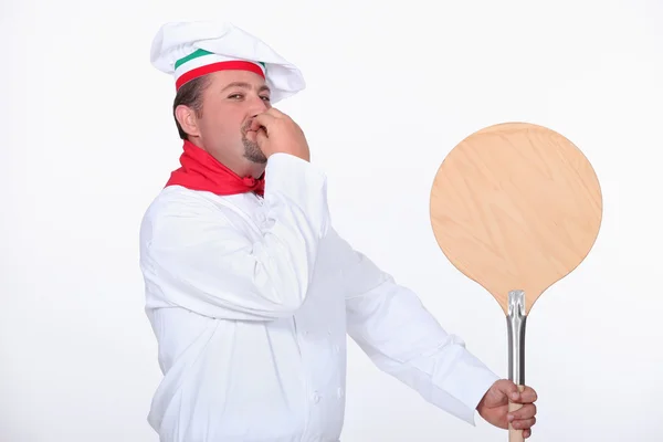 Pizza chef com uma casca de madeira — Fotografia de Stock
