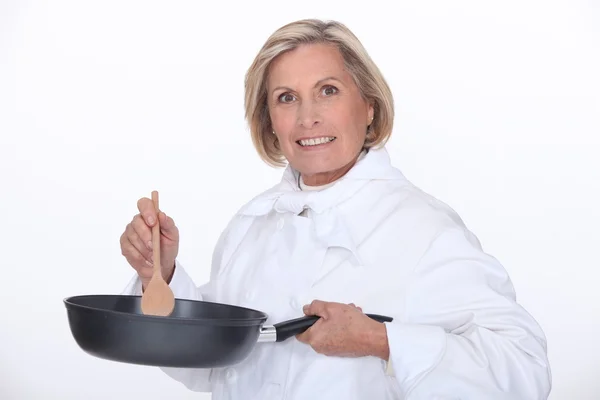 Женщина, перемешивающая соус — стоковое фото