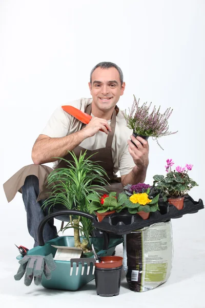 Jardinier souriant sur fond blanc — Photo