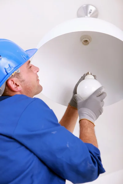 Installing a new light bulb — Stockfoto