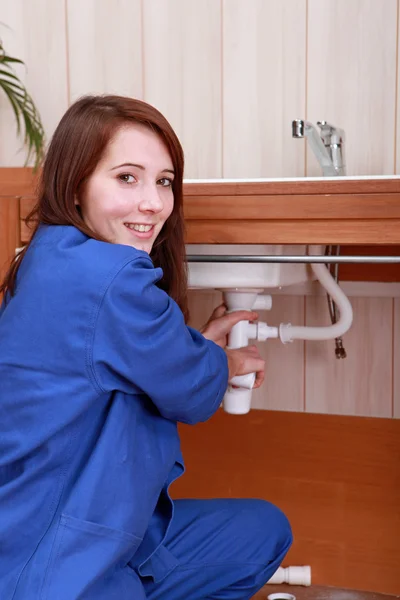 Kanalizasyon sızıntısını onaran kadın — Stok fotoğraf