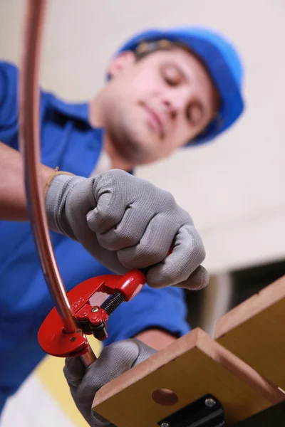 Arbeiter verwendet Werkzeug, um Kupferrohr vorzubereiten — Stockfoto