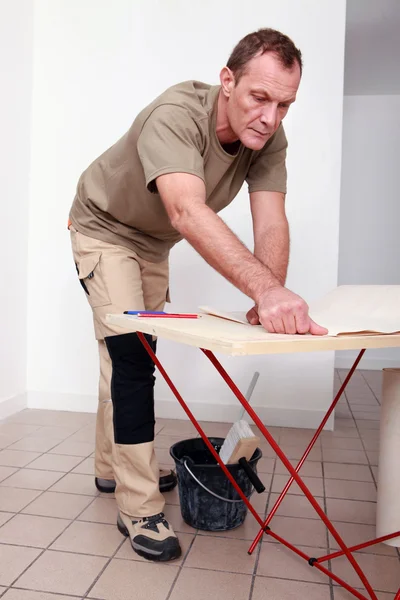 Man gluing paper together — Stock Photo, Image
