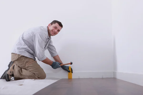 A man laying floorboards — Stock Photo, Image