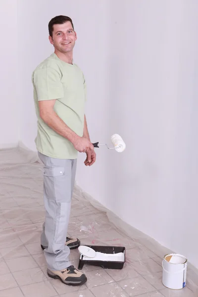 Man painting wall with roller — Stock Photo, Image