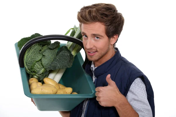 Retrato de um jardineiro com legumes — Fotografia de Stock