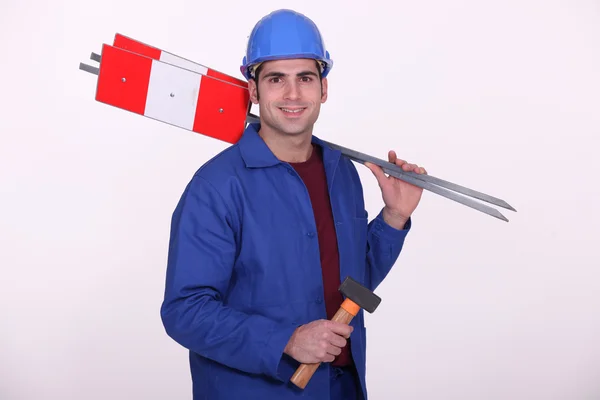 Trabajador de la carretera sosteniendo carteles y martillo —  Fotos de Stock